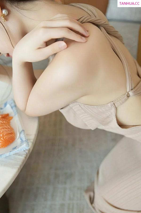  [XiuRen]高清写真图 2025.08.22 No.10678 刘婷婷 肉色连衣裙第7张图片